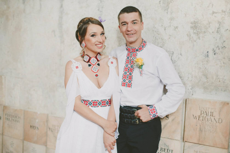 Mire si mireasa la nunta de inspiratie traditional romaneasca